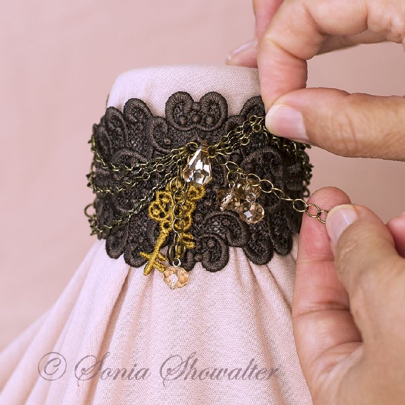 DIY] cute lil lace bracelet i made by shuttle tatting!! :  r/friendshipbracelets